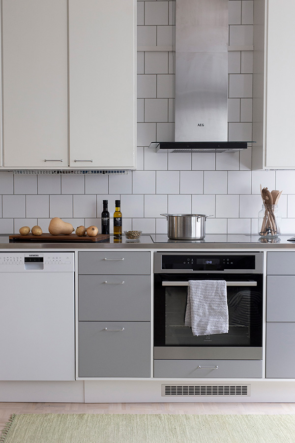 Using traditional pulls and the white frame on the lower cabinets, the age and spirit of the house were attempted to be kept in the new cabinets as well.